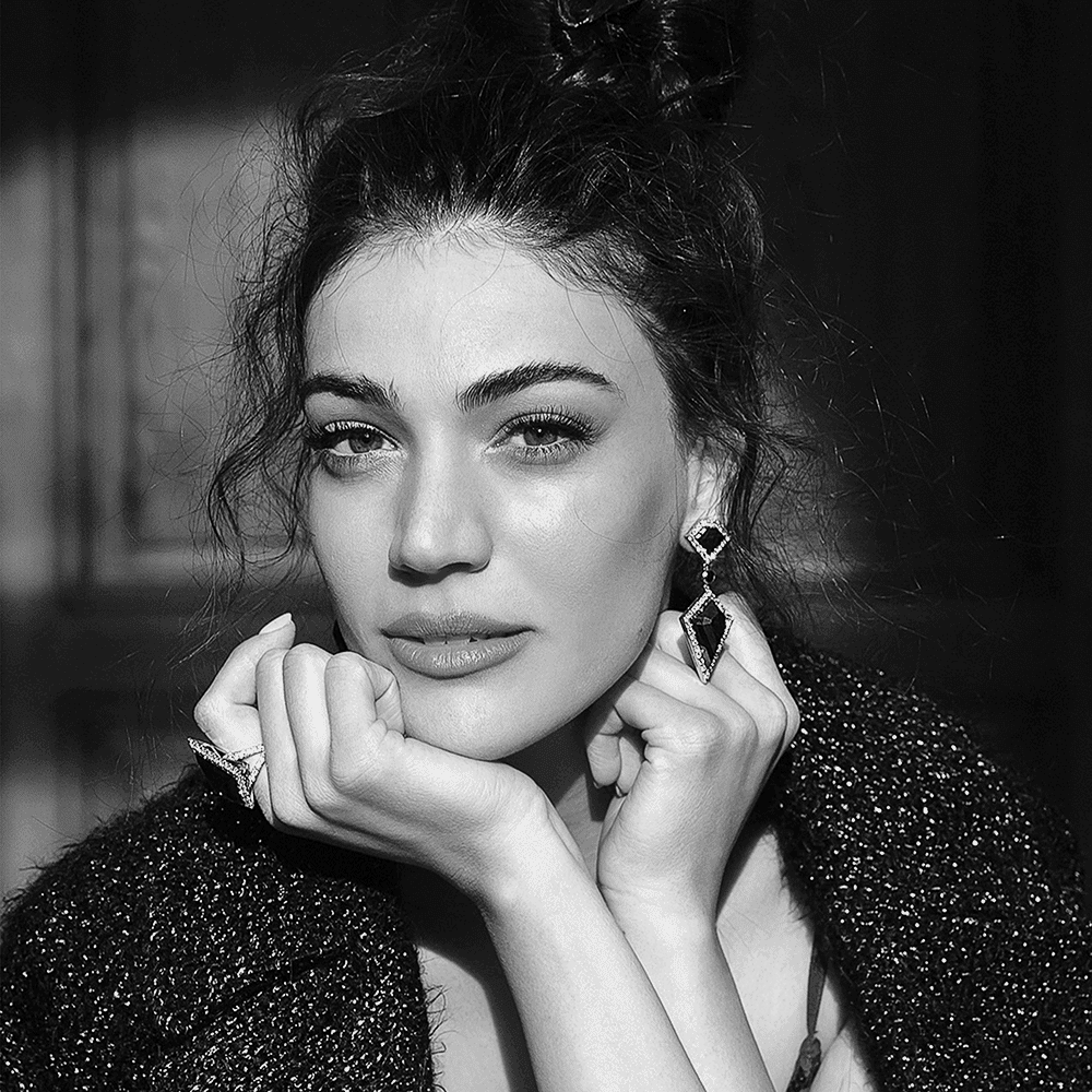 Ivi Adamou