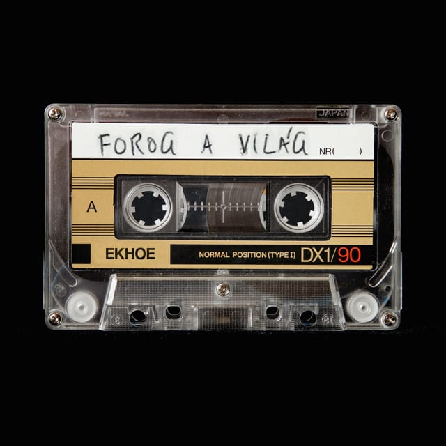 Forog a világ