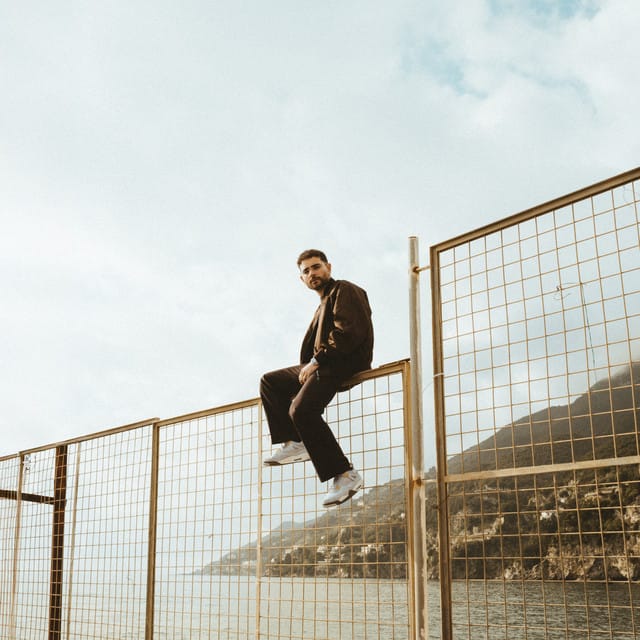 RAGAZZO DI GIÙ