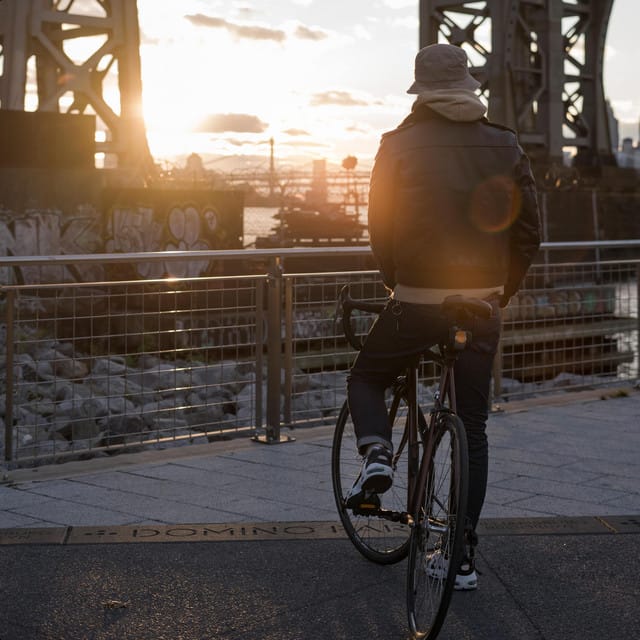 Un ciclista en el atardecer