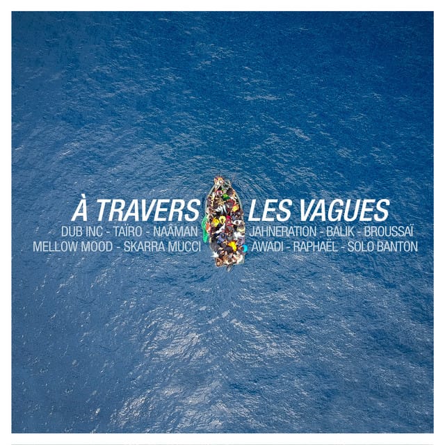 À travers les vagues