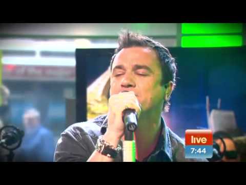 Shannon Noll — Shannon Noll sings Switch Me On - Sunrise (14 Oct 2011)