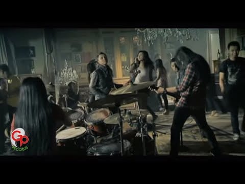 Andra And The BackBone — Andra And The Backbone - Cliche (Official Music Video)
