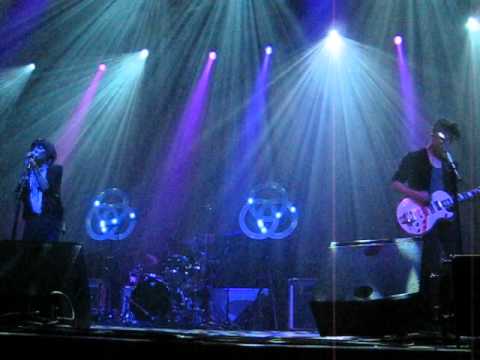School of Seven Bells — School of Seven Bells - "When You Sing" @ Fox Theater