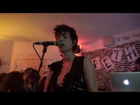 Mademoiselle K — Mademoiselle K  " J'ai pleuré " au Quartier General Oberkampf