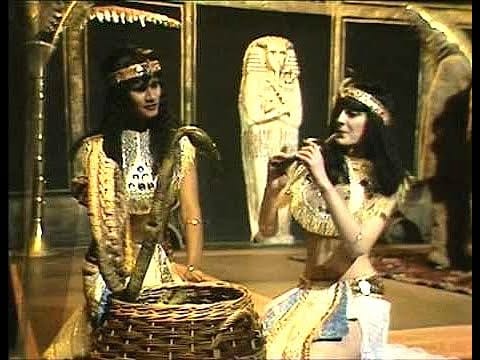 Jonathan Richman & The Modern Lovers — Egyptian Reggae (danced to by Legs & Co) TOTP 24/11/1977 (Re-edited)