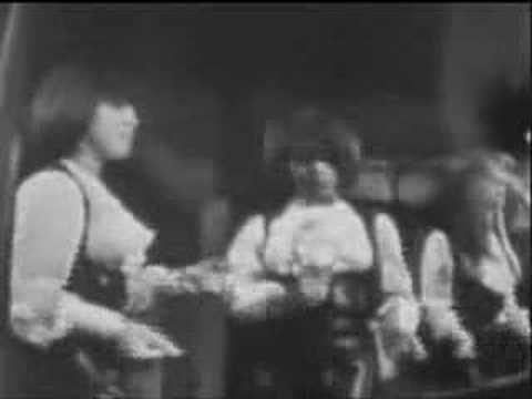 The Shangri-Las — THE SHANGRI LAS Remember Walkin' in the sand