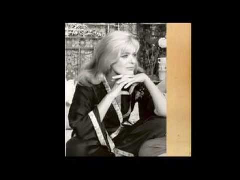 Melina Mercouri — Melina Mercouri, L' oeillet rouge