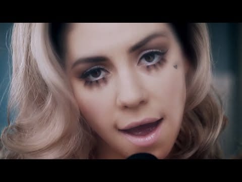 Marina & The Diamonds — MARINA AND THE DIAMONDS - Primadonna [Acoustic]