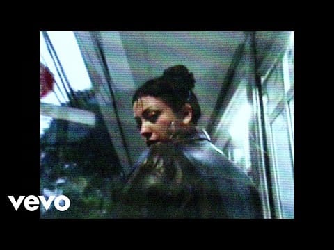 Mon Laferte — Mon Laferte - Amantes Suicidas (Lyric Video)
