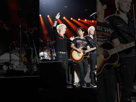Green Day — That time one lucky fan with a sign got to come up and play Good Riddance !! 🎥 Ryan Baxley