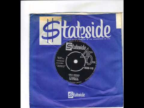 B. Bumble & The Stingers — B BUMBLE & THE STINGERS -   APPLE KNOCKER -  THE MOON & THE SEA - STATESIDE 45SS 113