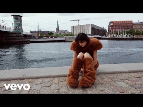 BENEE — Cinnamon