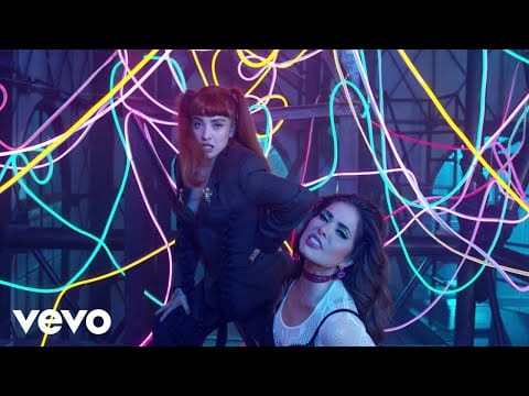 Mon Laferte — Mon Laferte, Gloria Trevi - La Mujer