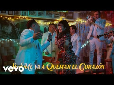 Mon Laferte — Mon Laferte, La Arrolladora Banda El Limón De René Camacho - Se Me Va A Quemar El Corazón