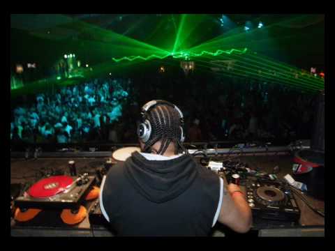 Bass-D & King Matthew — Distortion & MC Raw vs Bass-D & King Matthew - Raveworld