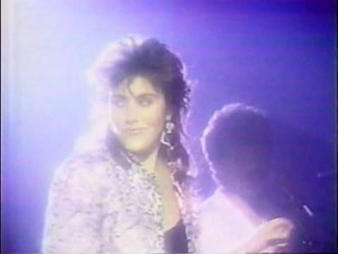 Laura Branigan — Laura Branigan - "Hold me" LIVE 1985 [cc]