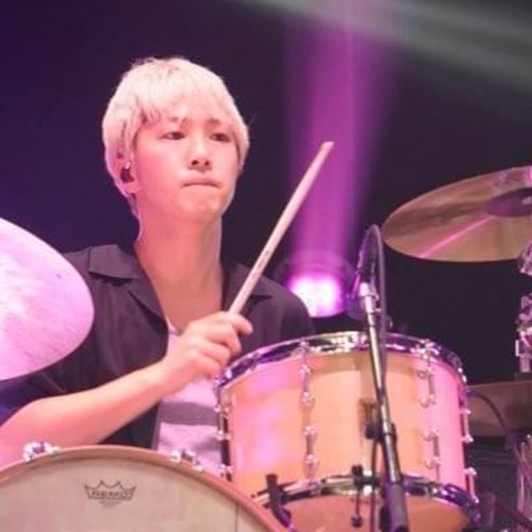髭白健 (Ken Higeshiro)