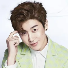 Zhou Yixuan (周艺轩)