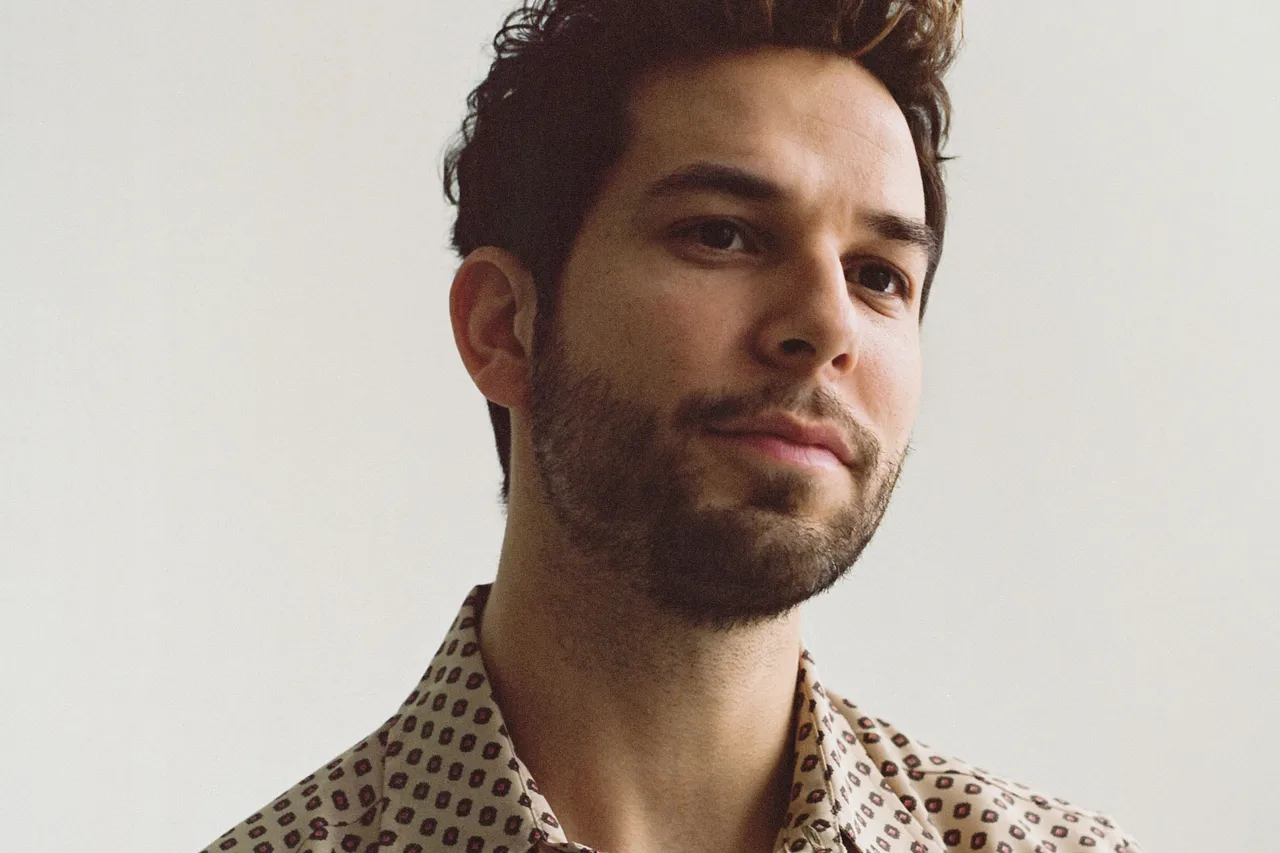 Skylar Astin:  All vibes
