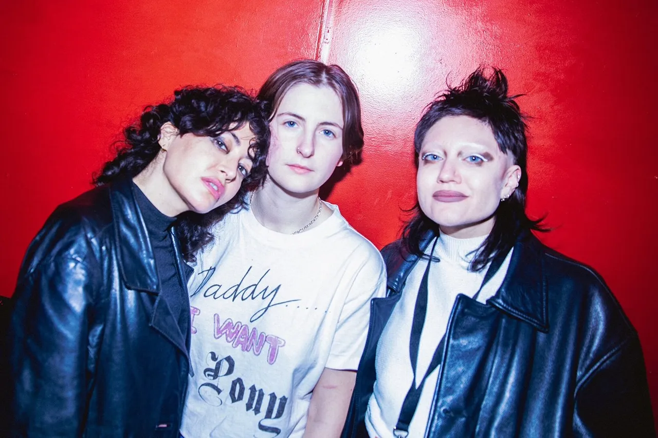 "Interspecies relations and lesbian romance" - deep tan are ready for the first Dork's Night Out of 2023