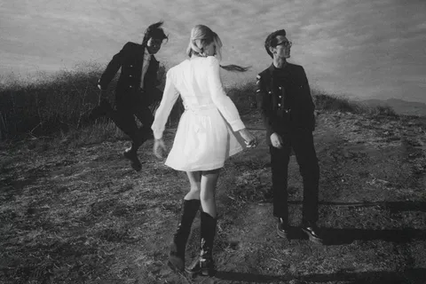 Sunday (1994): Life through a lens