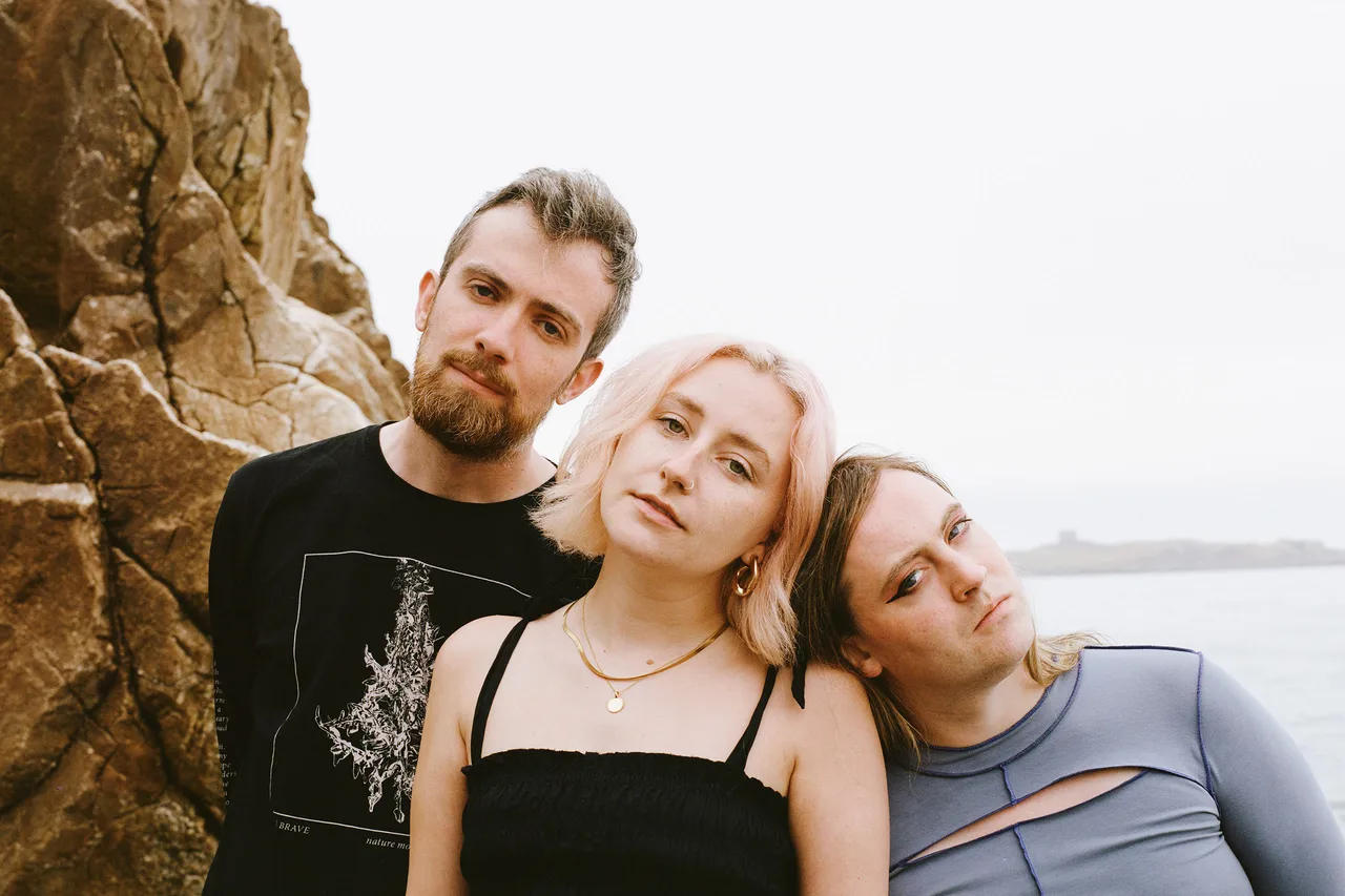 Twenty minutes of magic: M(h)aol are back with their most urgent track yet, 'DM:AM'