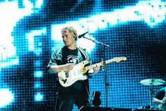 Sam Fender and Olivia Dean’s ‘Rein Me In’ scores a seventh week at UK Number 1