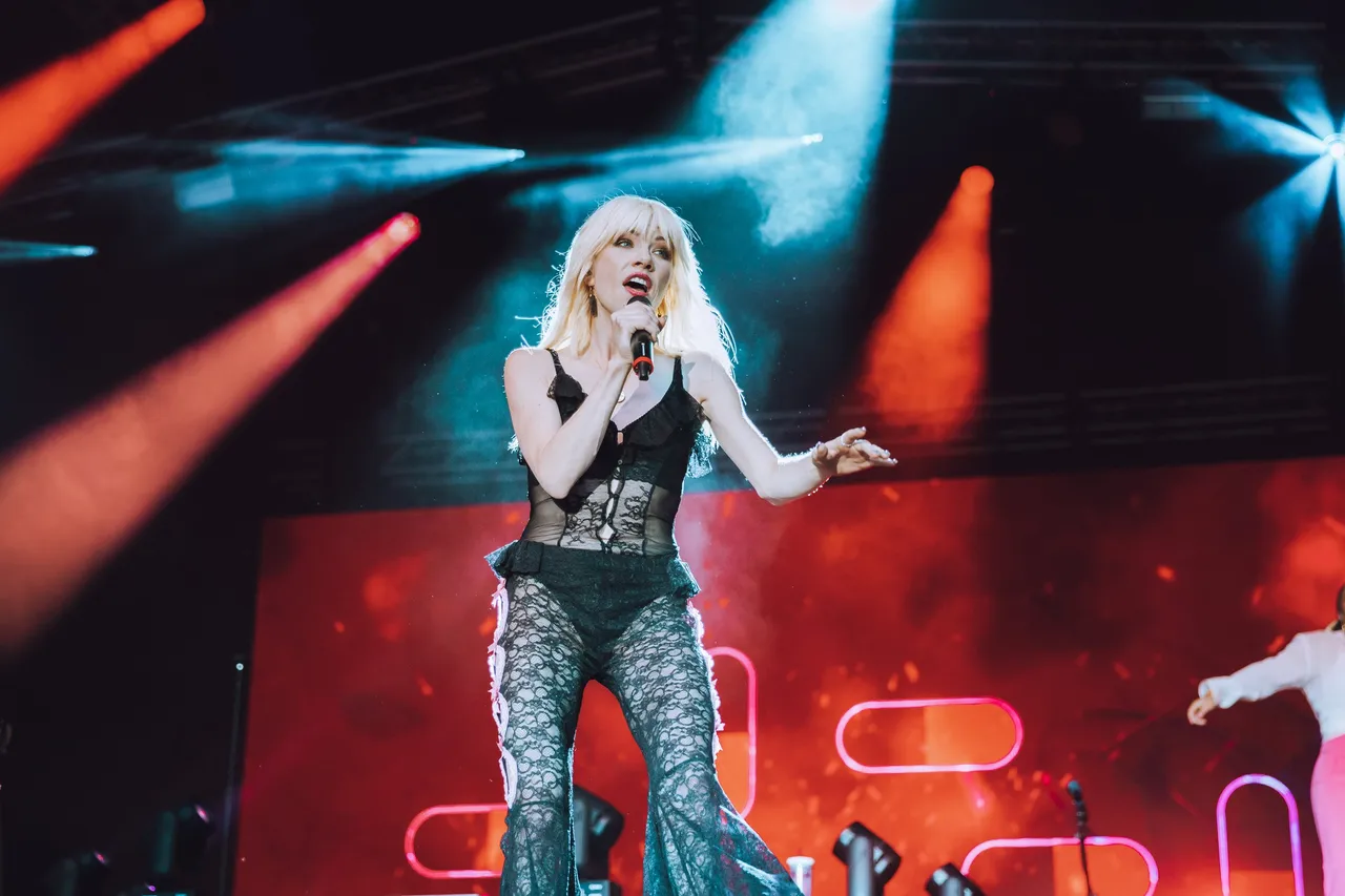 Carly Rae Jepsen's pristine pop cuts to the feelings at London's Somerset House