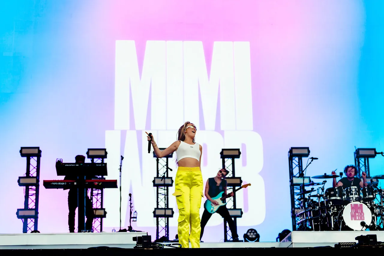 Mimi Webb shows that pop can prevail at Reading 2023