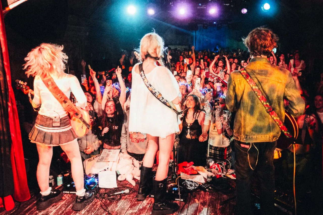 Nieve Ella shoots for the stars at the Omeara in London