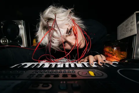 ratbag has unveiled ‘how to cry’, a new track brought to life through hand-drawn visuals