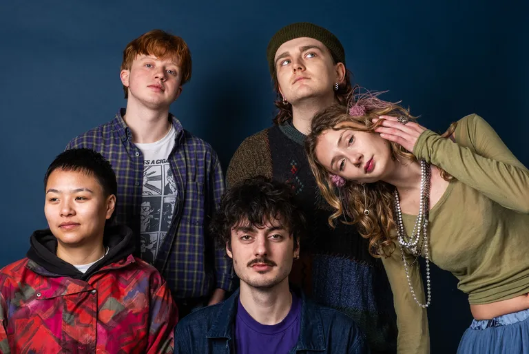 London five-piece Truthpaste have announced their Dirty Hit debut EP ‘I Don’t Know Either’