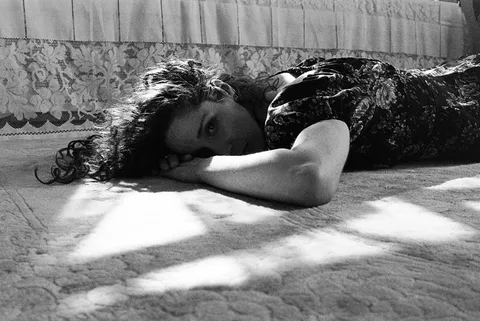 Carly Hann has shared ‘Can’t Shake The Feeling’ ahead of her debut EP ‘Alone’