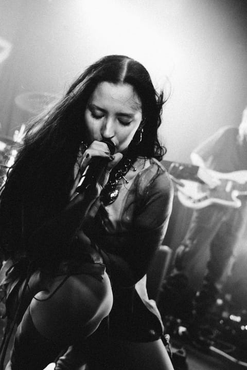 Au/Ra confronts self-blame on her vulnerable new single ‘rewire’