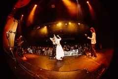 Lizzie Esau has released new single 'Bugs', and is hinting at her debut album