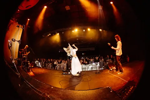 Lizzie Esau has released new single 'Bugs', and is hinting at her debut album