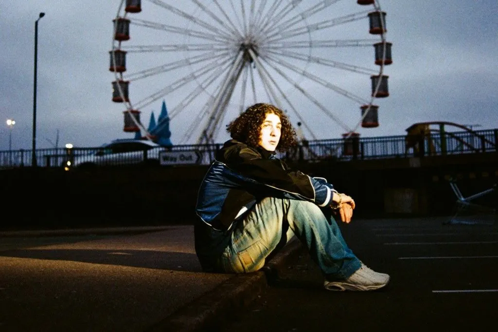 briskin has dropped a new single "rooted in nostalgia and fun", 'In The Middle'