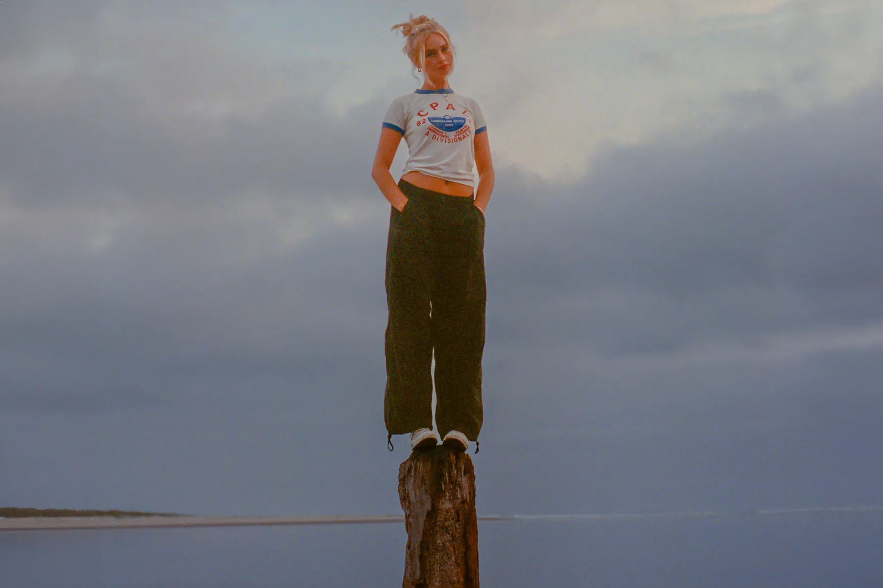 Claire Rosinkranz has shared a new single, 'Pools and Palm Trees'