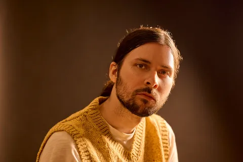 Mitch Rowland has shared a brand new track, 'Here Comes The Comeback', featuring backing vocals from Harry Styles