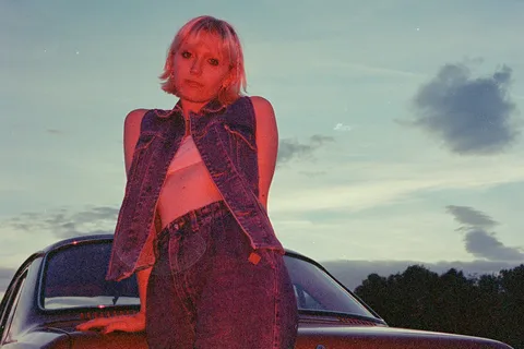 Abbie Ozard has shared her new single, ‘ford (drive)’: “an ode to fellow oversharers”