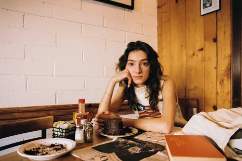 Alix Page has released her debut EP, and shared a new acoustic video for 'True + Honest'