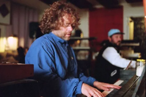 Benny Sings has joined forces with Kenny Beats for his new single, ‘The World’