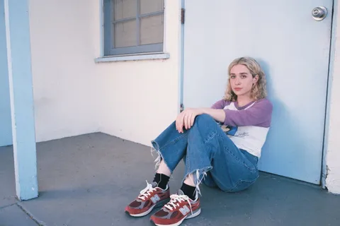 Blondshell has shared a new teen drama-inspired track, ‘Veronica Mars’