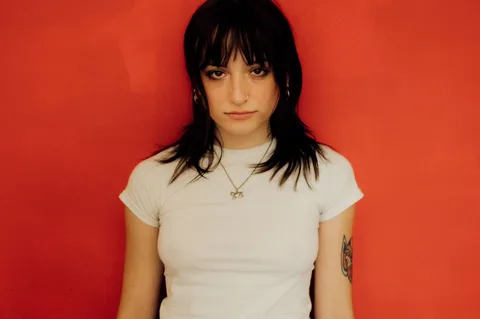 Chloe Lilac releases new single 'how does your girlfriend feel about it'