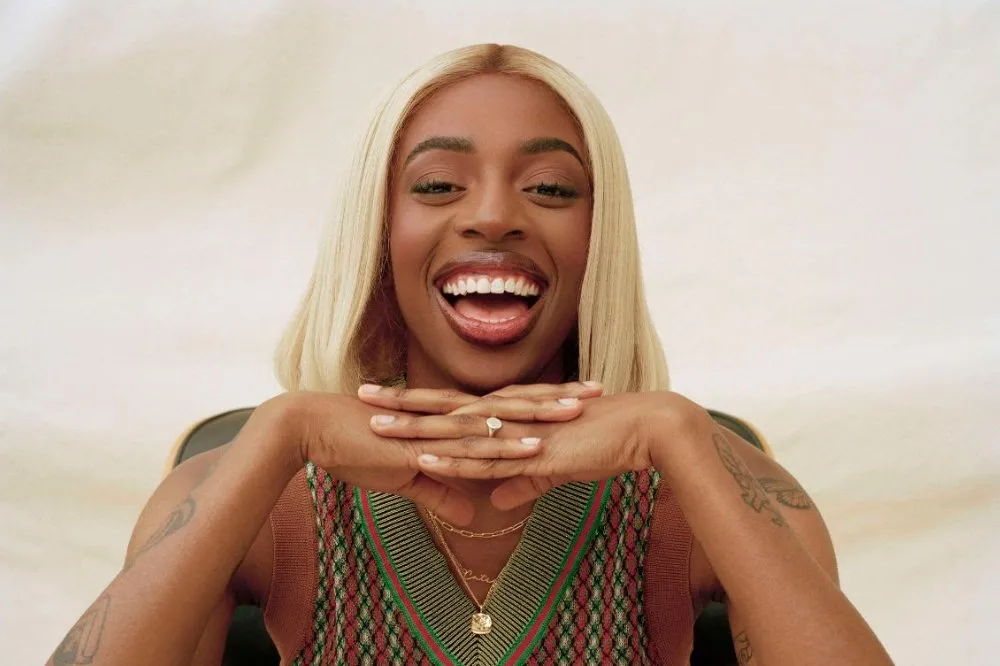 Cat Burns has released a new video for 'people pleaser'