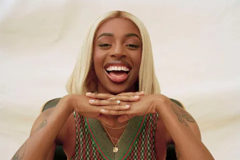 Cat Burns has released a new video for 'people pleaser'