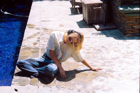 Claire Rosinkranz has dropped a new debut album teaser track, 'Never Goes Away'