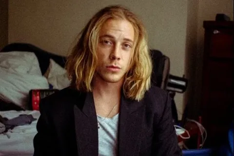 Isaac Gracie returns with new single 'The Man Who Flew Into Space'