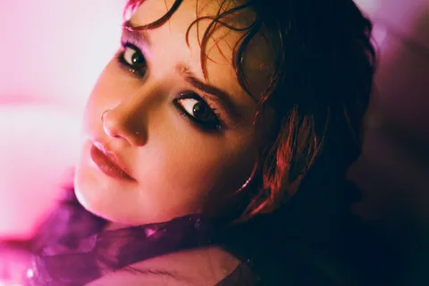 Ezra Williams has shared a new single, ‘Deep Routed’